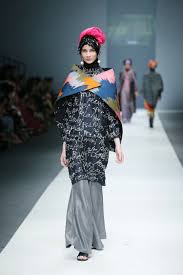 Baju muslim dian pelangi hadir dengan bahan yang berkulitas dengan model yang sangat fashionable. Kolaborasi Desainer Busana Muslim Dian Pelangi Dengan Dua Desainer London College Of Fashion