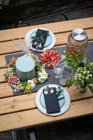 Weitere fantastische midsommar rezeptideen, deko tutorials und sommerliche inspirationen findest du hier. Midsommar Buffet Rezepte Sommerliche Tischdeko Ideen Und Mittsommer Diy Blumenkranz Trickytine