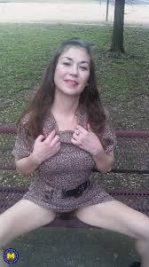 Flashing mature lady with a hairy pussy - Mature.nl