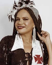 Conheça Teresa Cristina, a primeira mulher a gravar o samba da Globeleza