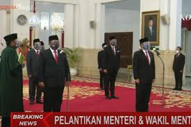 Susunan kabinetnya diumumkan 26 oktober 2014 dan pada 12 agustus 2015, sudah 5 menteri kena reshuffle. Jokowi Lantik 6 Menteri Baru Kabinet Indonesia Maju