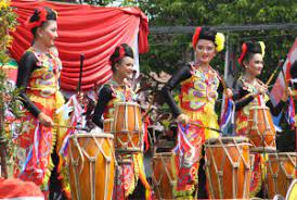 Tari jaipong adalah tari tradisional yang berasal dari sunda, jawa barat. Kesenian Jawa Barat Winasugiani