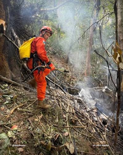 🚨🚁🇧🇷 @danuzioneto | Quatro pessoas morreram na manhã deste sábado (8) após a queda de um helicóptero em uma área de mata densa e de difícil acesso na região da Vista Chinesa,