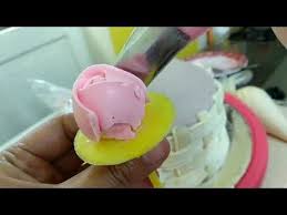 Nak lagi sedap, boleh makan dengan ice cream vanilla. Cara Membuat Bunga Mawar Dari Butter Cream Youtube Menghias Kue Kue Tart Hiasan Kue