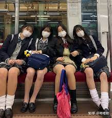 日本网民评论：现在明明已经很冷了，女高中生还穿着短裙露腿- 知乎