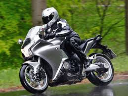 Bana kalirsa, 1200cc hacminde bir spor turing prestij amaçli yapilmistir. Honda Vfr 1200 F 2012 A 2017 Votre Essai Maxitest Scooter Moto Station