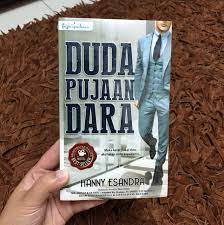 Tengku razeen membawa dora keluar bersamanya dan danda untuk menguji dora. Novel Duda Pujaan Dara Books Stationery Books On Carousell