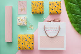 Top View Packaging Mockup With Jewelry Concept Paid Ad Affiliate Packaging Concept In 2020 Free Packaging Mockup Packaging Mockup Creative Packaging Design