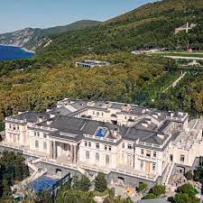 Putin has previously been identified as the alleged owner of a massive italianate place on the black sea, paid for with the proceeds of corruption. Alexei Navalny S Home Makeover Show Exposes Vladimir Putin On Every Front Vladimir Putin The Guardian