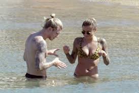Beşikaş'ın eski kalecisi loris karius, önceki gün mykonos'ta gizemli bir kadınlar birlikte görüntülendi. Loris Karius Suns Himself On Beach With Stunning Girlfriend As Blunder Keeper Turns Down Chance To Watch Liverpool In Champions League Final