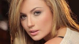 La presentadora colombiana siempre está dando de qué hablar en las redes sociales. Sara Uribe Famousfix Com Post