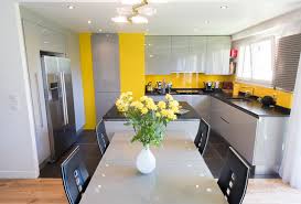 Vous cherchez des meubles modernes et de la robinetterie de qualité pour aménager. Cuisine Ensoleillee Eklektisch Kuche Paris Von La Cuisine Dans Le Bain Sk Concept Paris Houzz