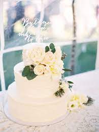 Your wedding day is certainly one you want to remember. An Interior Designer S Cape Cod Wedding With To Die For Nautical Details Wedding Cake Fresh Flowers Diy Wedding Cake Cape Cod Wedding
