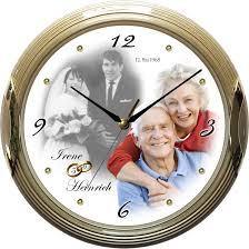 Oft wird die goldene hochzeit mit freunden und verwandten gefeiert. Geschenk Zur Goldenen Hochzeit Fotouhr Zur Goldenen Hochzeit
