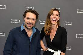 Jun 25, 2021 · nicolas bedos, 42 ans, avait présenté en 2019 à cannes son film la belle époque (hors compétition), avec daniel auteuil, guillaume canet et doria tillier, la maîtresse de cérémonie du. Die Schonste Zeit Unseres Lebens Eroffnet Filmfest Hamburg Nicolas Bedos Komodie Mit Doria Tillier Verzaubert Das Publikum Constantin Film
