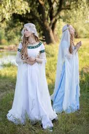 Check spelling or type a new query. Brautkleid Mit Seidenarmeln Seerosen In 2021 Blaue Brautkleider Renaissance Mode Braut