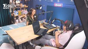 「換妳fun鬆 fun肆聊 beer yoga & women's talk」活動，今(6)日於yysports竹科概念店舉行，由podcaster百靈果news主持人凱莉、瑜珈野女孩瑪g來場 women's talk，. åœ‹éš›æ–°èžpodcastå¤¯ ç™¾éˆæžœ å±…æ'­å®¢å‰3å Yahooå¥‡æ'©æ±½è»Šæ©Ÿè»Š