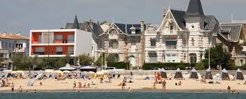 Le Petit Immeuble La Perriniere 1955 Par J Gaudrois Et Marcel Barnier Batiments Insolites Royan Architecture Balneaire