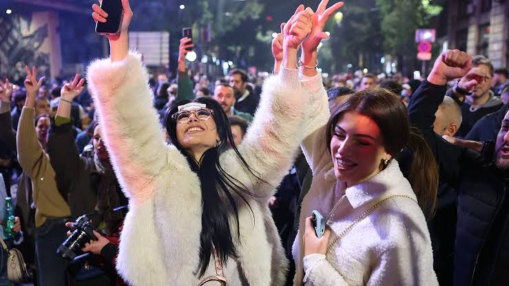 صربستان: جمعیت در بلگراد پس از پذیرش شکست از سوی ووچیچ جشن گرفتند