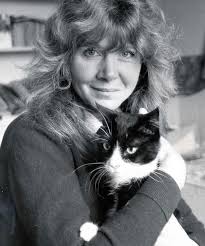 In 1970, American artist, William Wegman @williamwegman found an unexpected  muse in a Weimaraner. Wegman living in Long Beach with his wife in 1970  decided to get a dog and they landed