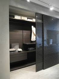 Il letto, ruotato a 45° ha testiera a contenitore. Camere Da Letto Cuneo Cabine Armadio Cuneo Armadio Camera Da Letto Cuneo