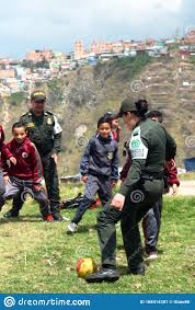 Si crees que alguno de los contenidos (texto, imagenes o lo mas bello que hay en el mundo son los niños por su inocencia y su encanto, todos los que tenemos la dicha de tener un niño cerca de nosotros podemos. Policias Jugando Con Ninos Foto Editorial Imagen De Mujer 168414281