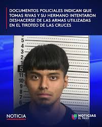 Según documentos de la Policía de Las Cruces, los oficiales observaron a Nathan  Rivas arrojar una bolsa de basura en un apartamento, mientras que Tomas  Rivas visitó a la persona que reside