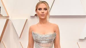 She was the host for 6 episodes. Scarlett Johansson Shines In Fringe Bustier Gown At 2020 Oscars Entertainment Tonight