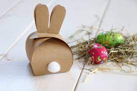 Ihr könnt die schachtel in zwei variationen basteln, einmal geschlossen, also mit deckel und das andere als offene box. Oster Diy Hasen Schachtel Falten Inkl Freebie Lavendelblog