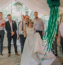 Tamada Kosten In 2020 Brautjungfernkleid Russische Hochzeit Kleid Hochzeit