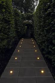 l ampoule led est incrustee dans la dalle pour une mise en œuvre simple declinee en plusieurs formats eclairage de jardin jardin contemporain lumieres jardin