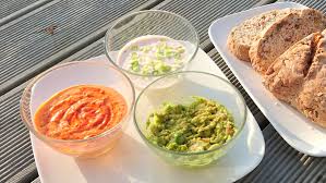 Für den linsendip möhre und schalotte schälen und klein würfeln. Dreierlei Dips Lachscreme Mandel Guacamole Paprika Quark Einfach Nachschlagen