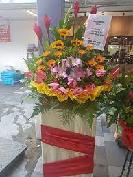 120 Sunflowers Gerberas And Ginger Flowers Making A Gift Basket Floral Design Table Decorations