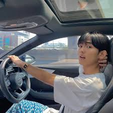 เป็นเรื่องทันที เมื่อนักร้องหนุ่ม เฟิร์ส อนุวัฒน์ เจ้าของเพลงติดหูอย่าง ถ้าเขาจะรัก (ยืน เฉยๆ เขาก็รัก) ได้โพสต์คลิปวิดีโอลงในไอจีสตอรี่ โดย. W755w0wa4 Amim