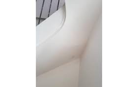 Création d un faux plafond. Creation D Un Faux Plafond En Plaque De Platre De 6mm Pour Pouvoir Creer Un Arrondi Sous Des Marches D Escalier Avec Application De Bande A Joint Et Arrete De Finition