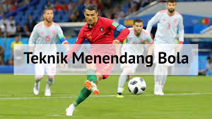 Teori dan praktik (2018) oleh ketut chandra adinata kusuma, gerakan menggiring dilakukan untuk membawa bola dalam wilayah permainan. 4 Teknik Menendang Bola Dalam Sepak Bola Freedomsiana