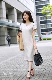 蒸し暑い日の外回りは 明るいトーンのベージュ系配色で品格と涼しさを両立 7月10日 bo te ボーテ ファッションスタイル ファッション 女性のファッション