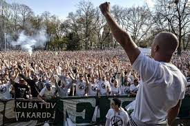 Op sommige foto's zie je bijvoorbeeld zwarte shirtjes van ferencváros' green monsters, maar zij bevinden zich 'gewoon' tussen de rest van de menigte. Interview With Capo Of Green Monsters Ferencvaros