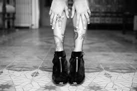 Una crema que borrará tu tatuaje sería la respuesta a todas tus oraciones: Hablemos De La Crema Que Cubre Cicatrices Y Tatuajes De Todo El Cuerpo Vogue Espana