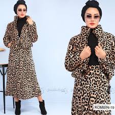 Kendine Has Leopar Desenli Tarziyla Size Farkli Bir Hava Katacak Olan Kombin Sal Triko Kazak Mont Ve Etek Parcalarindan Olusmaktadi Moda Stilleri Triko Moda