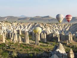 10 , june 9, 2021 13:14:27 un voyage en turquie ne sera complet sans faire un tour dans les cappadoces et le survol en montgolfière est la meilleure facon de d'embrasser d'un seul regard toute la magnificence du paysage sur les formations géologiques quasi lunaire de Survoler La Cappadoce En Montgolfiere Le Coin Des Voyageurs