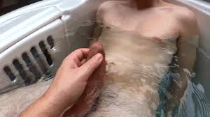 Un jeune twink Français se fait prendre dans le jacuzzi de son daddy (GAY  FRENCH PORN)