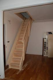 Les quatre premières marches, en bois, se prolongent en une sorte de palier dans la continuité du plan de travail et dissimilent des tiroirs. Comment Modifier Un Escalier Trop Raide Menuisier De L Oiseau Chanteur
