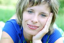 Berehat Di Rumput Eropah Model Santai Dan Merasa Puas Dalam Alam Foto Dan  Gambar Untuk Muat Turun Percuma