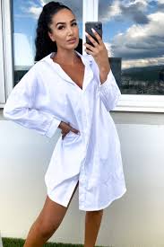 Voici des photos de femmes en chemises blanches sans soutien gorges. Robe Chemise Blanche Queen Cinelle Paris Mode Femme Tendance