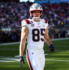 Patriots sign Hunter Henry to 2-year contract extension, per report