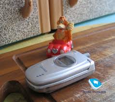 Mobile-review.com Pantech Q80 в интерьере