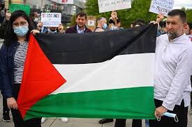 .gérald darmanin a décidé d'interdire les manifestations de solidarité avec les palestiniens, à new york des milliers de personnes ont pu manifester leur soutien aux cris de « free free palestine! Ek M6wywzu22m