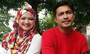 Dan pastinya ramai juga ingin mengetahui identiti isteri orang yang terlibat dalam kontroversi ini dan terima kasih kepada laporan polis yang kini bertebaran dan usaha mereka di forum cari, ada spekulasi timbul berkaitan identiti. Status Instagram Adi Putra Cetus Persoalan