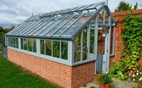Treibhaus Aus Glas Anbau Am Gebaude Backstein Steinwand Gewachshaus Luftung Gewachshaus Selber Bauen Gewachshaus Gartengestaltung